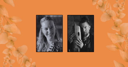 Två personer håller musikinstrument mot en orange bakgrund med blommor.