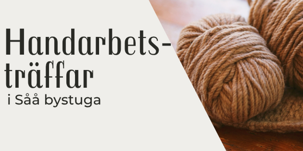 Två nystan brunt garn och en stickning ligger på ett bord. Text: Handarbetsträffar i Såå bystuga.