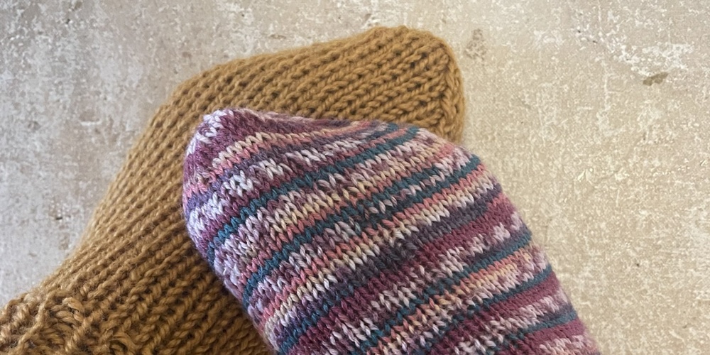 ett par sticka sockar i olika färger, sockarna är omaka