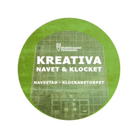 Grön rund logotyp med texten 'Kreativa Navet & Klocket, Navestad - Klockaretorpet' och en byggnad i bakgrunden.