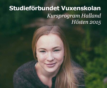 Ung kvinna med långt blont hår sitter utomhus och ler mot kameran. Text om kursprogram hösten 2015.