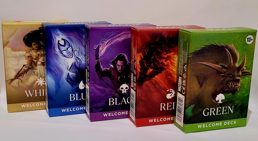 Fem Magic: The Gathering-lekar i olika färger står uppradade: vit, blå, svart, röd och grön.