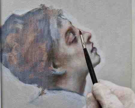 En hand målar ett realistiskt porträtt av en kvinna i profil med en pensel på en duk.