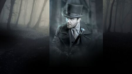 En person i gammaldags kläder och hög hatt står i en dimmig skog och håller en käpp.