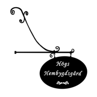 Svart siluett av en smidesställning med oval skylt där det står 'Högs Hembygdsgård' mot vit bakgrund.