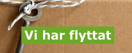 En nyckel hänger på ett snöre på en flyttkartong med texten 'Vi har flyttat' och logotyp för Studieforbundet Vuxenskolan.