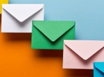 Fem färgglada kuvert i rad på en bakgrund i blått och orange.