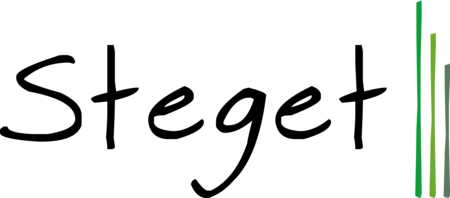 Logotyp med texten 'Steget' i handskriven stil och gröna vertikala linjer till höger.