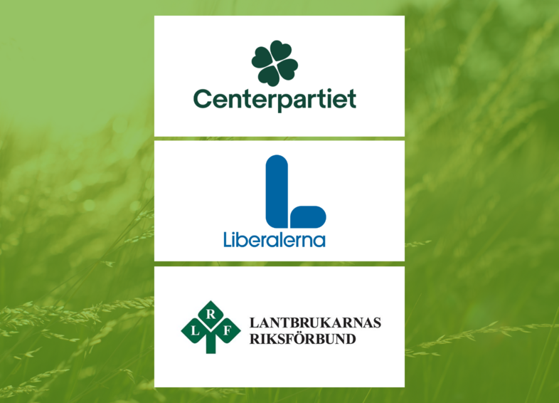 Tre logotyper för Centerpartiet, Liberalerna och Lantbrukarnas Riksförbund på grön bakgrund.