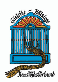 Illustration av en blå fågelbur med en soluppgång och en knippe säd, samt texten Gästrike-Hälsinge Hemslöjdsförbund.