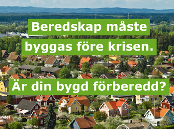Text om beredskap över en vy av en svensk småstad med många färgglada hus och grönska.