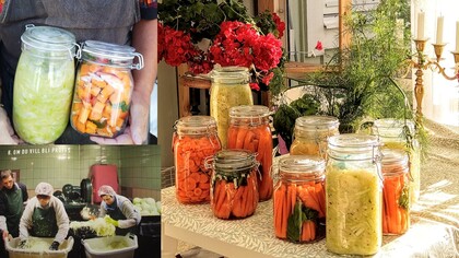 Flera glasburkar med inlagda grönsaker står på ett bord, omgivna av växter och blommor. Människor arbetar med grönsaker.