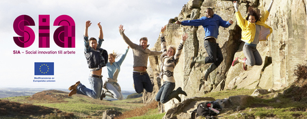 Sex personer hoppar glatt utomhus vid en klippa, med text om social innovation och EU-finansiering.
