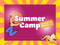 Färgglad affisch med texten 'Summer Camp Intresseklubben', en hoppande person och en tecknad drake.
