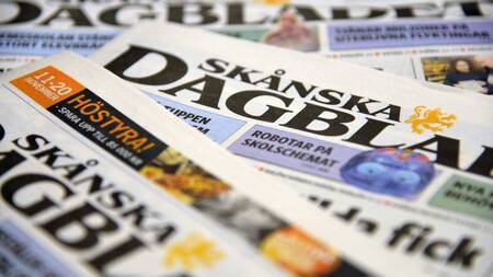 Flera exemplar av den svenska dagstidningen Skånska Dagbladet ligger utspridda.