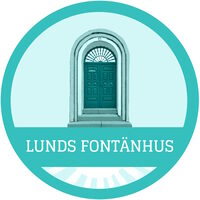 Logotyp med en turkos dörr i en bågformad port och texten 'Lunds Fontänhus' under.