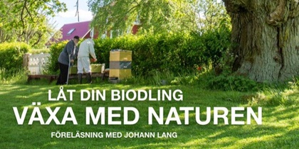 Två personer vid bikupor under ett stort träd i en grönskande trädgård, med text om biodling och natur.