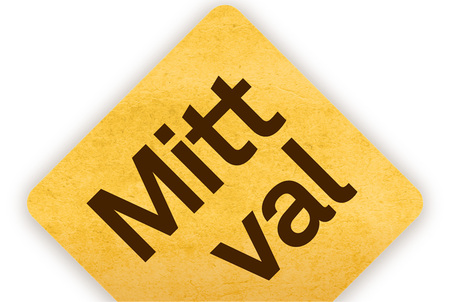 Gult fyrkantigt skylt med texten 'Mitt val' i svart, lutad på hörnet.