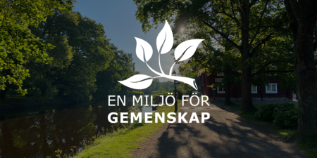 Solbelyst park med träd, gångväg och vatten. Text: En miljö för gemenskap, med vit grafisk gren med blad.