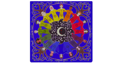 Cirkulär illustration med personer i regnbågens färger, omgivna av träd på blå bakgrund.