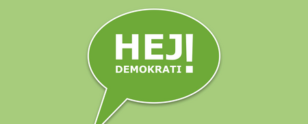 Grön pratbubbla med texten 'HEJ! DEMOKRATI' på ljusgrön bakgrund.