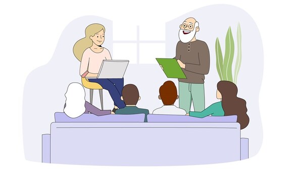 Fyra personer sitter i en soffa och lyssnar till en person som talar. På en stol sitter en person och antecknar på en laptop.