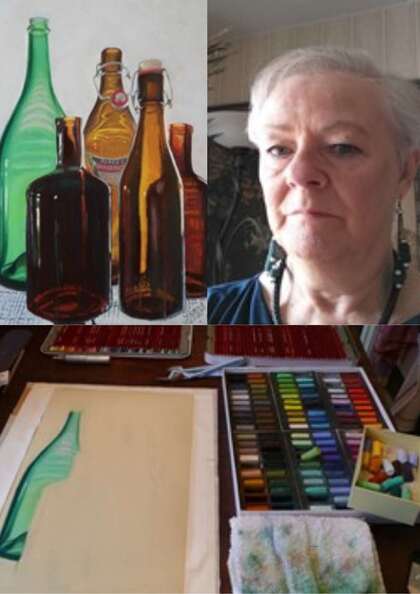 Collage med stillebenmålning av flaskor, konstnärsmaterial och påbörjad teckning.