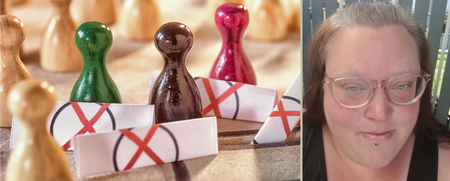 Spelpjäser och valsedlar med kryss, samt ett porträtt av en kvinna med glasögon i ett infällt fönster.