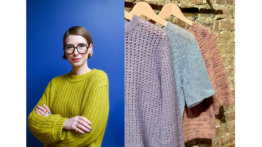 Två bilder: till vänster en person i gul virkad tröja mot blå bakgrund, till höger tre virkade tröjor på galgar.