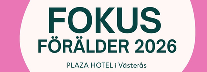 Texten 'FOKUS FÖRÄLDER 2026 PLAZA HOTEL i Västerås' på en rund vit bakgrund med rosa kanter.
