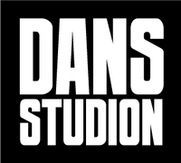 Vit text med orden 'DANS STUDION' på svart bakgrund, i stora, tjocka bokstäver.