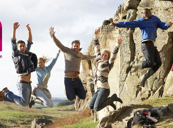 Sex personer hoppar glatt utomhus vid en klippa, med text om social innovation och EU-finansiering.