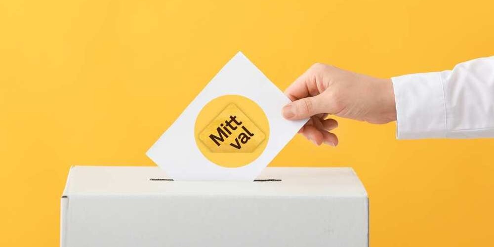 En hand lägger en röstsedel med texten 'Mitt val' i en vit valurna mot gul bakgrund.