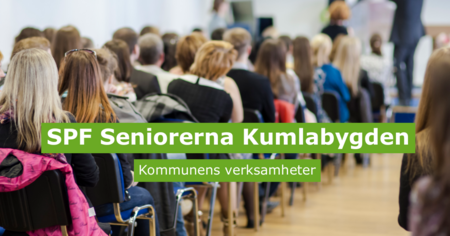 En grupp människor sitter på stolar i en sal, med fokus på SPF Seniorerna Kumlabygden.