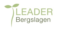 Logotyp för Leader Bergslagen med grön text och en stiliserad växt.