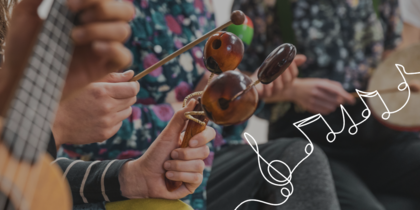 Personer spelar olika musikinstrument, inklusive gitarr, maracas och trumma, med tecknade noter i förgrunden.