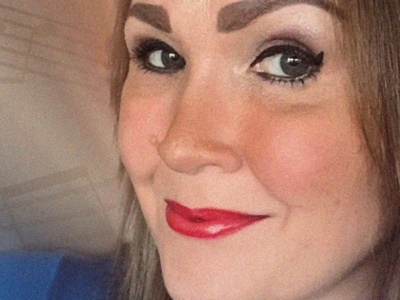 Närbild på en kvinna med långt hår och rött läppstift, med noter i bakgrunden och text om Anne Surakka.