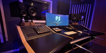 Ett modernt inspelningsstudio med ljudutrustning, högtalare och datorskärm på ett skrivbord.