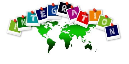 Färgglada bokstäver som bildar ordet 'integration' ovanför en världskarta.