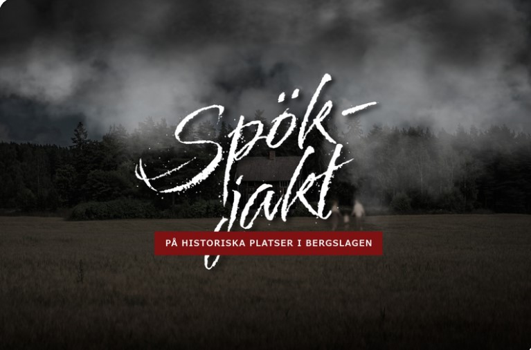 Mörk landskapsbild med dimma, ett hus i bakgrunden och texten 'Spökjakt' samt 'På historiska platser i Bergslagen'.