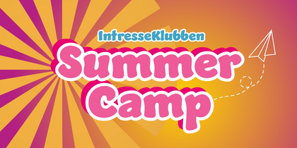 Färgglad affisch med texten 'IntresseKlubben Summer Camp' och en pappersflygplansillustration.