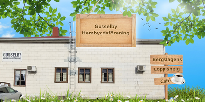 Vit byggnad med skyltar för Gusselby hembygdsförening, café och loppis, grönskande träd och blå himmel.
