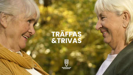 Två äldre kvinnor ler mot varandra utomhus med texten 'Träffas &amp; Trivas' i mitten.