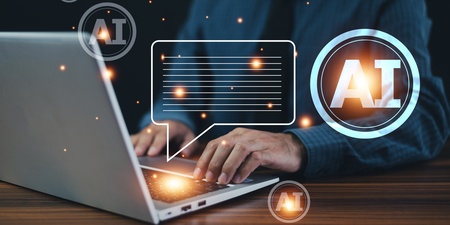 Person skriver på en laptop med AI-symboler och digitala ikoner överlagrade på bilden.
