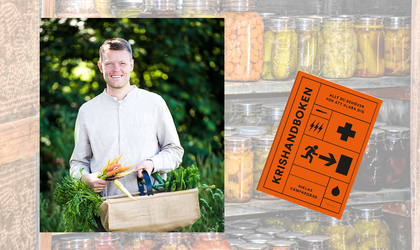 Person håller en korg med färska grönsaker utomhus, bredvid en orange bok med titeln 'Krishandboken'.