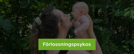 En kvinna håller upp en bebis utomhus med grönska i bakgrunden. Texten 'Förlossningspsykos' syns.