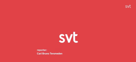 Röd bakgrund med vit text 'svt' i mitten och reporter Carl Bruno Tersmeden nämnd längst ner till vänster.