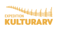 Logotyp med texten 'Expedition Kulturarv' och en stiliserad gul gärdsgård ovanför texten.