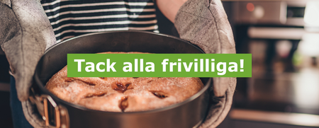 Person med grytvantar håller en nybakad kaka i köket. Text: Tack alla frivilliga!