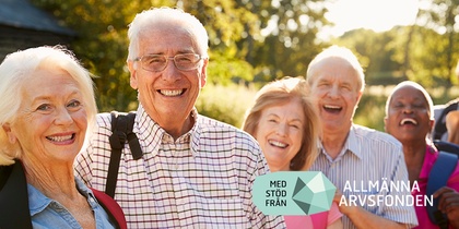 En grupp äldre personer står utomhus i solen, ansikten är suddade. Text: Med stöd från Allmänna Arvsfonden.